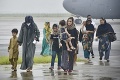 USA pozastavili lety osôb evakuovaných z Afganistanu: Obavy o ich zdravotný stav