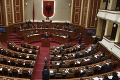 Albánski poslanci nového parlamentu zložili prísahu: Zvolili si predsedníčku