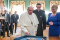 Zahraničie komentuje pápežovu návštevu: František dopĺňa prejavy vtipnými poznámkami, toto odvetil novinárke