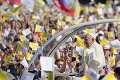 Svätý Otec prišiel do Prešova! Veriacich pozdravil z papamobilu