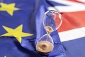 Zmena na poslednú chvíľu: Británia odkladá spustenie colných kontrol na tovar z EÚ
