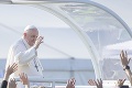 Láskavé slová Františka v Šaštíne, na omšu prišlo 50-tisíc veriacich: Zo stužkovej na pápeža