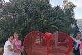 Nemocnica v Komárne dostala špeciálny symbol vďaky: Areál už zdobí veľké červené srdce, poslúži aj na toto