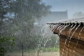 Rapídna zmena počasia: Meteorológovia varujú pred povodňami a trvalým dažďom, vydali výstrahy