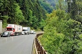 Cestu medzi Muráňom a Tisovcom uzavreli: Kamión musia vyťahovať z priekopy