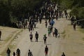 Tisíce migrantov z Haiti sa brodili riekou s deťmi na pleciach: V USA skončili pod mostom