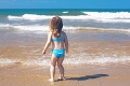 Dievčatko išlo s rodičmi na pláž a v tom to zbadalo: Nečakaný nález priamo v piesku