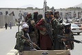 Bizarnejšie FOTKY dnes neuvidíte: Bojovníci Talibanu sa vozili na labuťkách