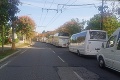 Vyhrotená situácia! Prečo autobusy blokujú cestu pred Úradom vlády? Zúfalý stav pripisujú Doležalovi