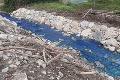 Poplach v Košeckom Podhradí: Potok sa sfarbil na modro, zasahovali hasiči