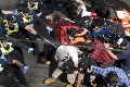 Protesty v Austrálii neutíchajú: Polícia použila proti demonštrantom gumené projektily, zatkli desiatky ľudí