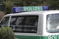 V Nemecku sa aktivisti pripútali k banským rýpadlám: Polícia ich okamžite zadržala