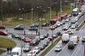 Dopravné peklo v Bratislave: Vozidlá MHD viaznu v kolónach, meškajú aj 35 minút