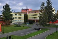 Trpké slová riaditeľa Ľubovnianskej nemocnice: O chvíľu sa dopracujeme k tomu, že ľudia pôjdu na balkón a budú nás opľúvať