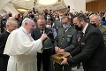 Na návštevu pápeža takto nikdy nezabudnete: Stiahnite si fotografiu neobyčajného bilbordu, ktorý vítal Františka!