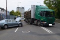 Zrážka nákladného a osobného auta s tragickým koncom: Vodič († 65) zomrel počas prevozu do nemocnice