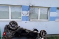 Tragická nehoda pri Banskej Bystrici: Auto narazilo do budovy, spolujazdec († 63) bol na mieste mŕtvy