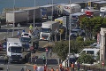 Aktivisti si sadli na cestu a odmietali odísť: Zablokovali prístav v Doveri, zasiahla až polícia