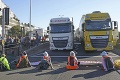 Aktivisti si sadli na cestu a odmietali odísť: Zablokovali prístav v Doveri, zasiahla až polícia