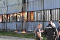 Celý Trebišov je na nohách: Hasiči bojujú s obrovskými plameňmi, horí triedený odpad