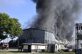 Požiar v Trebišove spôsobil škodu okolo 800 000 eur: Hasiči stále zasahujú