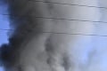 Hasiči naďalej zasahujú pri požiari v Trebišove: Strešná konštrukcia objektu sa zrútila