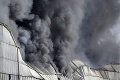 Celý Trebišov je na nohách: Hasiči bojujú s obrovskými plameňmi, horí triedený odpad