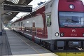 Slováci, čítajte: Zmena času sa dotkne 2 vlakov, ZSSK na Dušičky posilní dopravu, s kúpou lístkov by ste nemali čakať