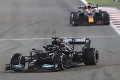 Ďalší horúci súboj s Verstappenom: Hamilton dosiahol na VC Ruska jubilejné víťazstvo