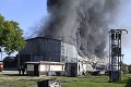 Požiar v Trebišove spôsobil škodu okolo 800 000 eur: Hasiči stále zasahujú