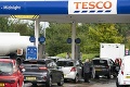 Britských vodičov chytila panika: V niektorých oblastiach je až 90 % čerpacích staníc bez paliva