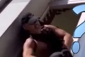 Polícia pátra po mužovi z videa: Vlámal sa do budovy v Karlovej Vsi, keď ho vyrušili, rýchlo ušiel