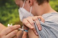 Horúca téma: Budú sa školáci v Kalifornii povinne očkovať proti COVID-19?