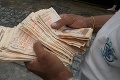 Venezuela zápasí s hyperinfláciou: Škrtli šesť núl zo svojich bankoviek, čo sa tam deje?