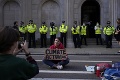 Klimatickí aktivisti zablokovali cesty a spútali sa reťazami: Poriadne si zavarili