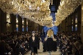 Prehliadka módneho domu Louis Vuitton narušená: Na mólo vtrhli klimatickí aktivisti