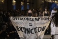 Prehliadka módneho domu Louis Vuitton narušená: Na mólo vtrhli klimatickí aktivisti