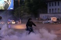 Dusná atmosféra v Slovinsku: Polícia rozháňala rozzúrených demonštrantov vodným delom