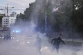 Dusná atmosféra v Slovinsku: Polícia rozháňala rozzúrených demonštrantov vodným delom