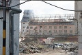 Bratislavská Rača je na nohách! Staršiu budovu úplne pohltili plamene, zasahujú hasiči