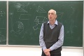 Učiteľ vysvetľuje čísla mimoriadne zábavnou formou: Docent matematiky hviezdou internetu!