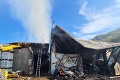 Práca podpaľača: Polícia začala po požiari výrobnej haly v Jasenove trestné stíhanie