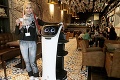 Zákazníkom v bratislavských podnikoch kávu nosí robot: Čašník ako zo sci-fi filmu