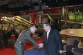 Bol neprehliadnuteľný, muž na obrannej konferencii zatienil aj Kim Čong-una: Vyslúžil si prezývku Kapitán KĽDR