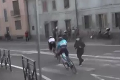 Ženu od tragédie delili stotiny: Profi cyklisti takmer zrámovali fanúšičku na priechode