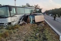 Vážna nehoda áut a autobusu na Záhorí! Pri zrážke utrpeli zranenia tri osoby