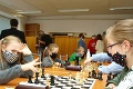Vzácna návšteva v bratislavskej Petržalke: Najlepších hráčov šachového turnaja ocenil ruský veľmajster!
