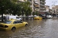 Chaos vo viacerých častiach Grécka: Silné búrky a záplavy si vyžiadali 2 obete, autobus spadol do diery na ceste