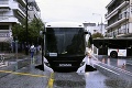 Chaos vo viacerých častiach Grécka: Silné búrky a záplavy si vyžiadali 2 obete, autobus spadol do diery na ceste