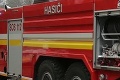Plamene zachvátili opustenú budovu v Bratislave: Na mieste sú hasiči
